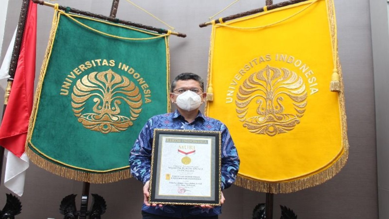 Dekan FKUI,Prof. Dr. dr.Ari Fahrial Syam dengan piagam perhargaan dari MURI (ANTARA/Foto: Humas UI)