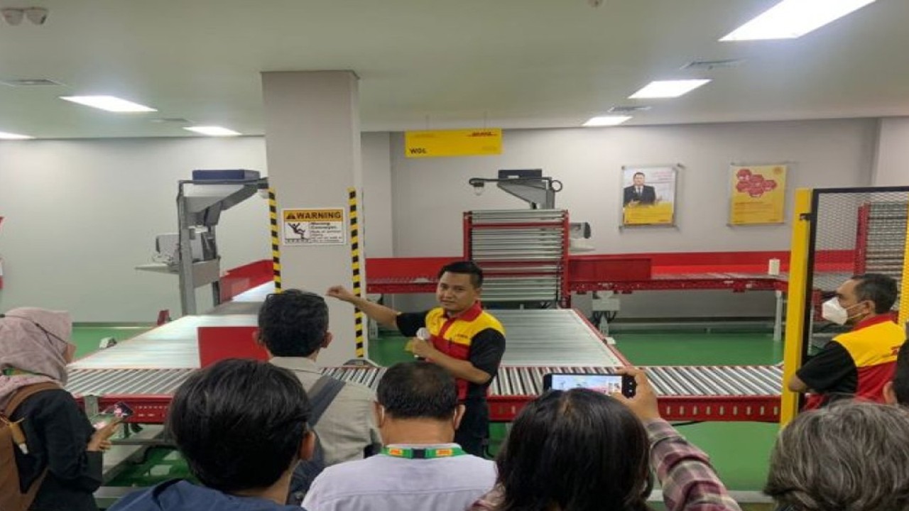 Peresmian gudang baru DHL Express Indonesia di kawasan industri Jababeka Cikarang Kabupaten Bekasi, Rabu. (ANTARA/Pradita Kurniawan Syah).