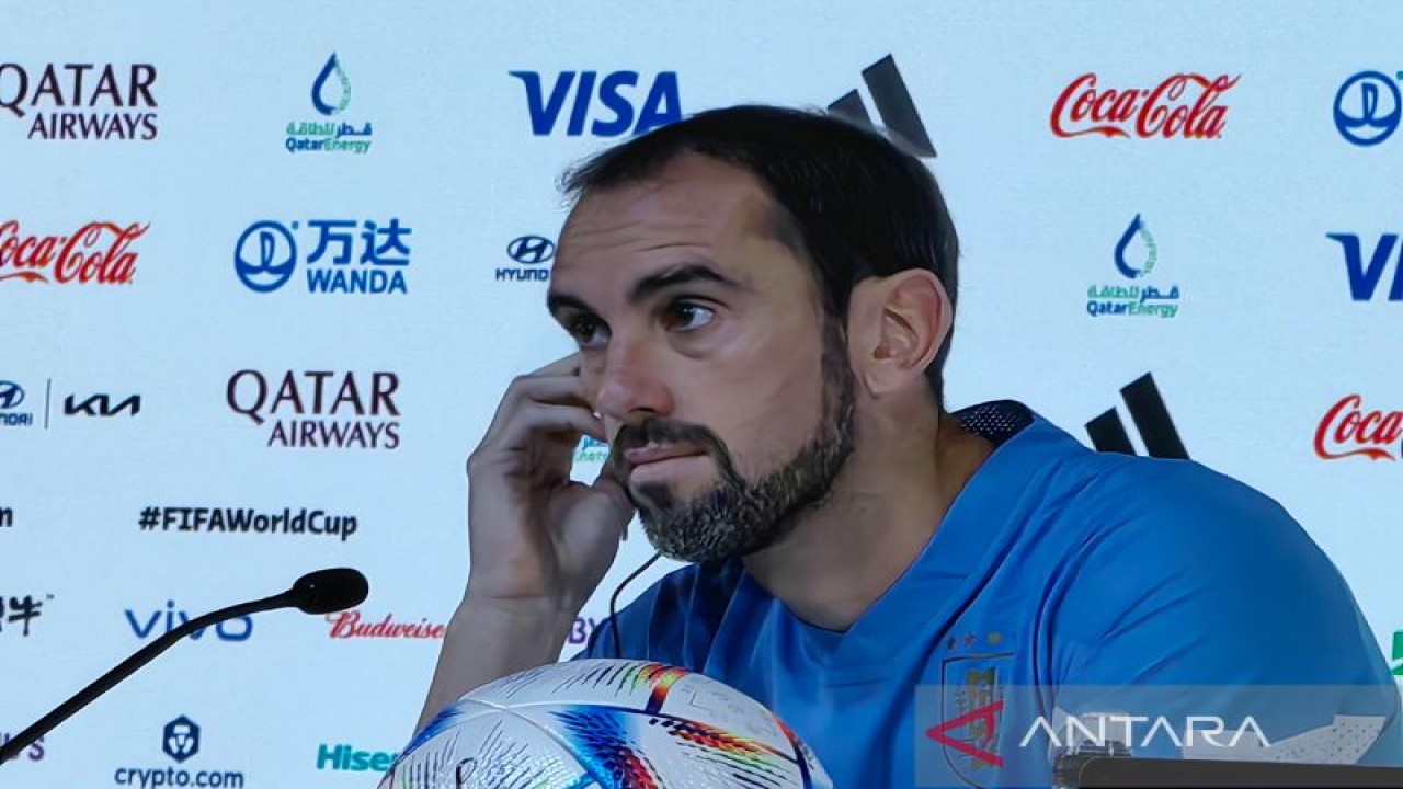 Bek sekaligus kapten tim nasional Uruguay Diego Godin dalam jumpa pers di Doha, Qatar, Rabu (23/11/2022), sehari menjelang pertandingan Grup H Piala Dunia 2022 melawan Korea Selatan. (ANTARA/Gilang Galiartha)
