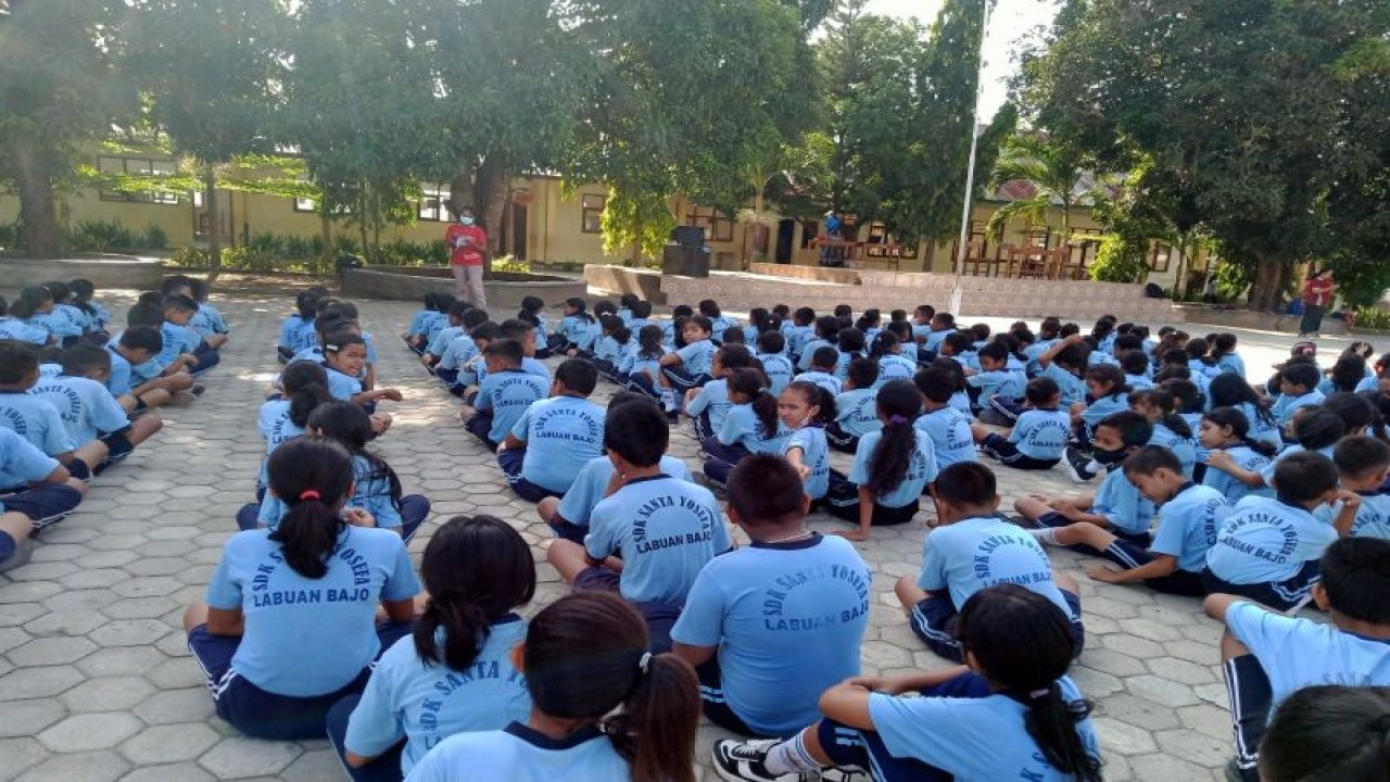 Dinas Kesehatan Kabupaten Manggarai Barat, NTT memberikan Sosialisasi DBD di SDK Santa Yosefa Labuan Bajo, Jumat (11/11/2022). (ANTARA/Dokumentasi Pribadi)