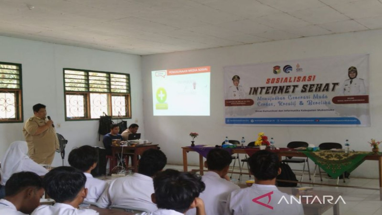Dinas Komunikasi dan Informatika Kabupaten Mukomuko mensosialisasikan internet sehat kepada pelajar di daerah ini, Selasa (15/11/2022) ANTARA/HO-Istimewa.