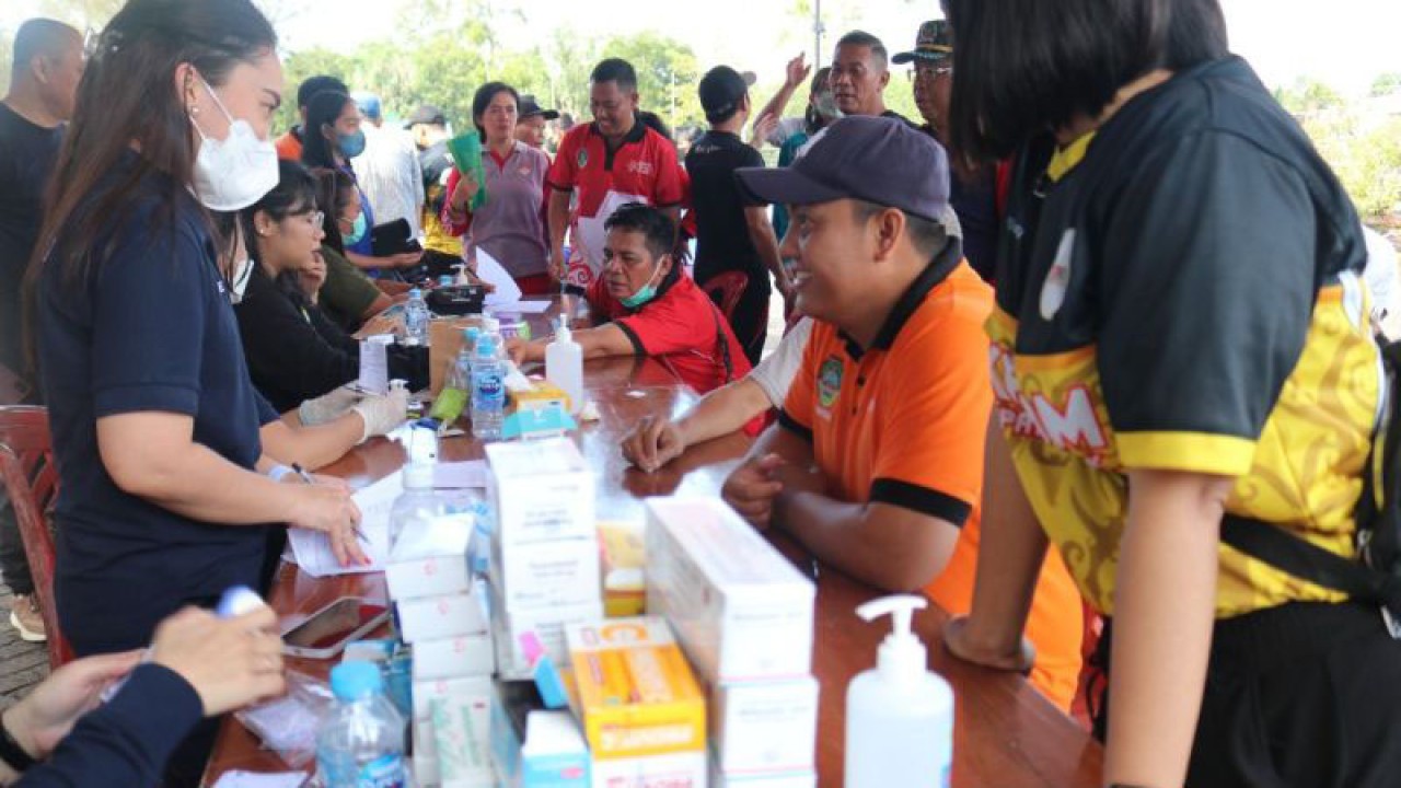 Dinkes Landak memberikan layanan pengecekan kesehatan gratis bagi masyarakat pada kegiatan peringatan HKN di Landak (ANTARA/istimewa)