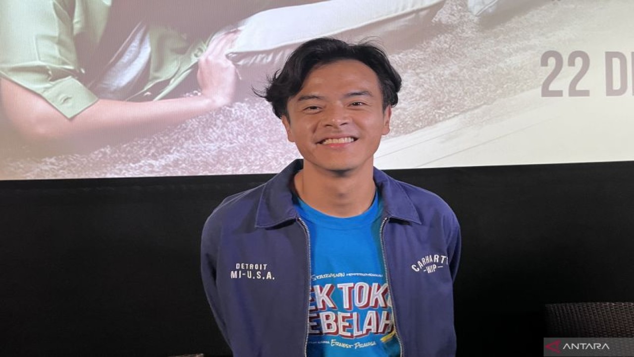 Dion Wiyoko di konferensi pers penayangan trailer "Cek Toko Sebelah 2", Metropole XXI, Jakarta, Selasa (22/11/2022). (ANTARA/Nanien Yuniar)