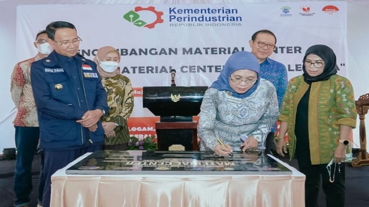 Direktur Jenderal Industri Kecil, Menengah, dan Aneka (IKMA) Kementerian Perindustrian Reni Yanita (ketiga kanan) menandatangani prasasti tanda peluncuran pengembangan material center di Majalengka, Jawa Barat, Kamis (17/11/2022). ANTARA/HO-Kementerian Perindustrian