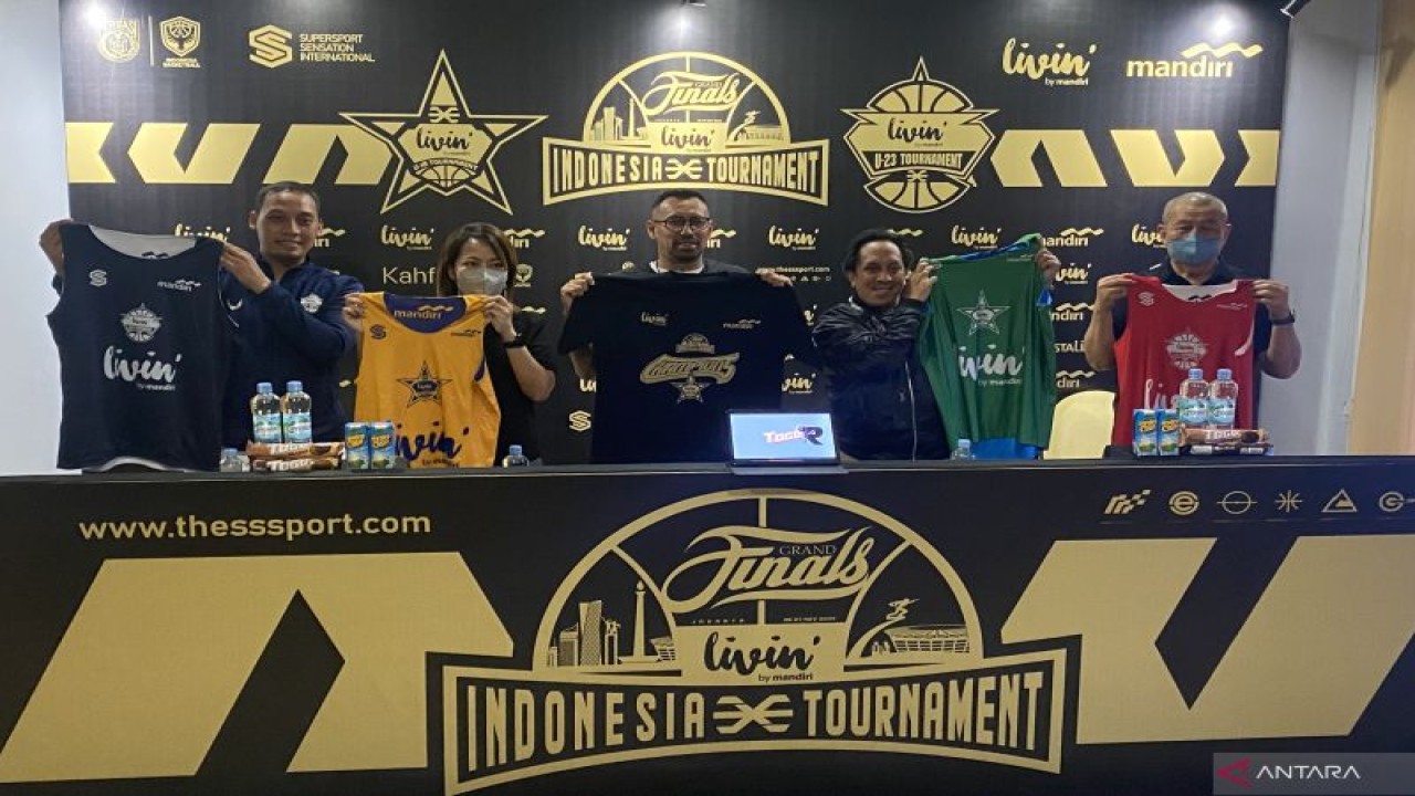 Direktur SSS International Azwan Karim (paling kiri) berfoto bersama narasumber dalam konferensi pers jelang grand final Livin by Mandiri Indonesia 3X3 Tournament 2022 di Jakarta, Selasa (22/11/2022). (ANTARA/Arindra Meodia)