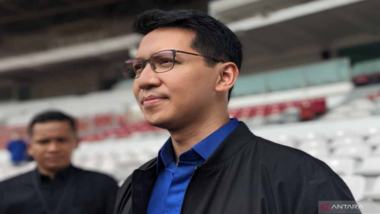 Direktur Utama Pusat Pengelolaan Komplek Gelora Bung Karno (PPKGBK) Rakhmadi Afif Kusumo memberikan pernyataan kepada pewarta soal perkembangan kabar penggunaan Stadion Utama Gelora Bung Karno (SUGBK), Jakarta, Selasa (8/11/2022). (ANTARA/Michael Siahaan)