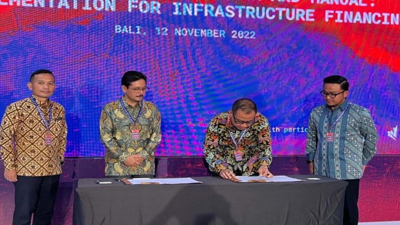 Direktur Utama PT Angkasa Pura I Faik Fahmi (dua kanan) menandatangani Perjanjian Induk atau Head of Agreement dengan PT Indonesia Infrastructure Finance (PT IIF) tentang Penerapan ESG Environmental, Social, and Governance PT Angkasa Pura I, pada Sabtu (12/11/2022). (AP I)