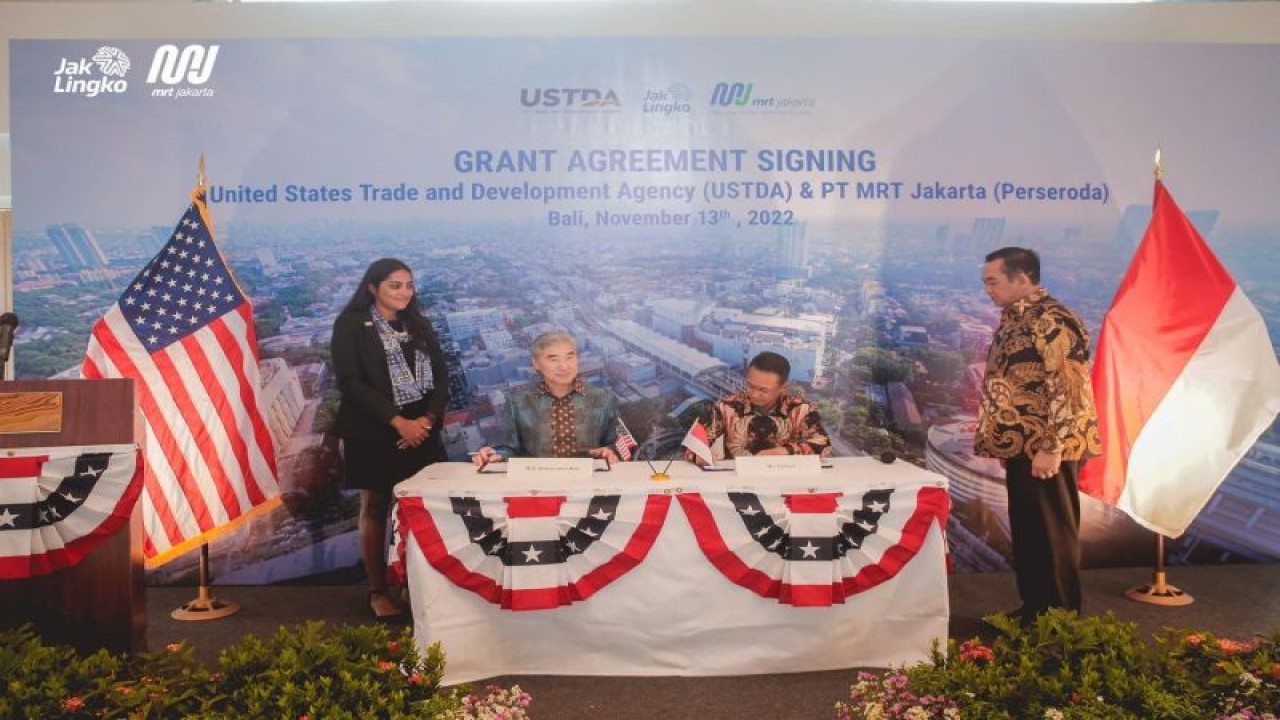 Direktur Utama PT MRT Jakarta (Perseroda) Tuhiyat (kedua kanan) dan Duta Besar Amerika Serikat untuk Indonesia Sung Yong Kim (kedua kiri) menandatangani Perjanjian Hibah (grant agreement) studi kelayakan usulan inisiatif energi baru terbarukan (renewable energy) dari Amerika Serikat melalui United States Trade and Development Agency (USTDA), disaksikan Manajer Indo-Pacific USTDA Tanvi Madhusudanan (kiri) dan Direktur Pengembangan Bisnis PT MRT Jakarta Farchad Mahfud (kanan), di Bali, Minggu (13/11/2022). ANTARA/HO-MRT Jakarta