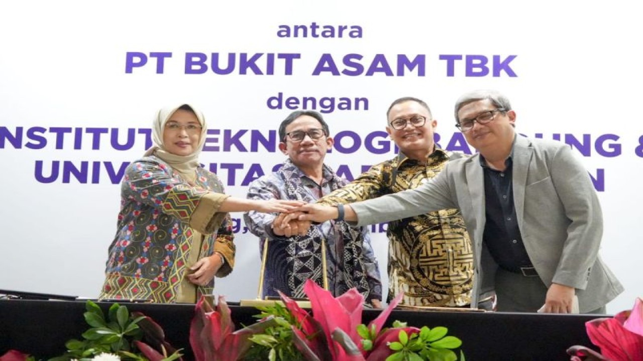 Direktur Utama PTBA Arsal Ismail (dua dari kiri) setelah penandatanganan Nota Kesepahaman dengan Wakil Rektor ITB Bidang Keuangan, Perencanaan, dan Pengembangan Muhammad Abduh dan Rektor Unpad Rina Indiastuti di Bandung, Jawa Barat, Jumat (11/11). (ANTARA/HO-PTBA)