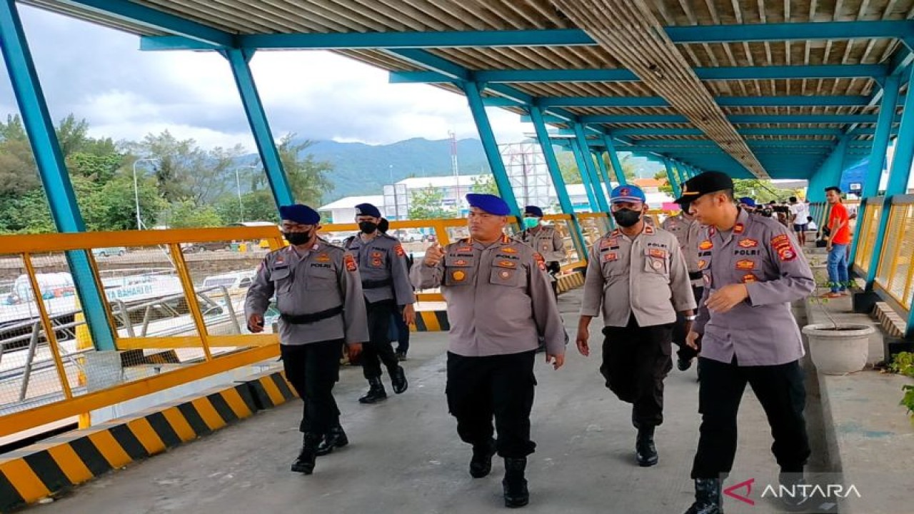 Dirpolairud Polda NTB Kombes Pol. Kobul Syahrin Ritongan (tengah) didampingi jajaran mengecek tingkat pengamanan di kawasan Pelabuhan Bangsal, Lombok Utara, NTB, Kamis (10/11/2022). ANTARA/HO-Polda NTB