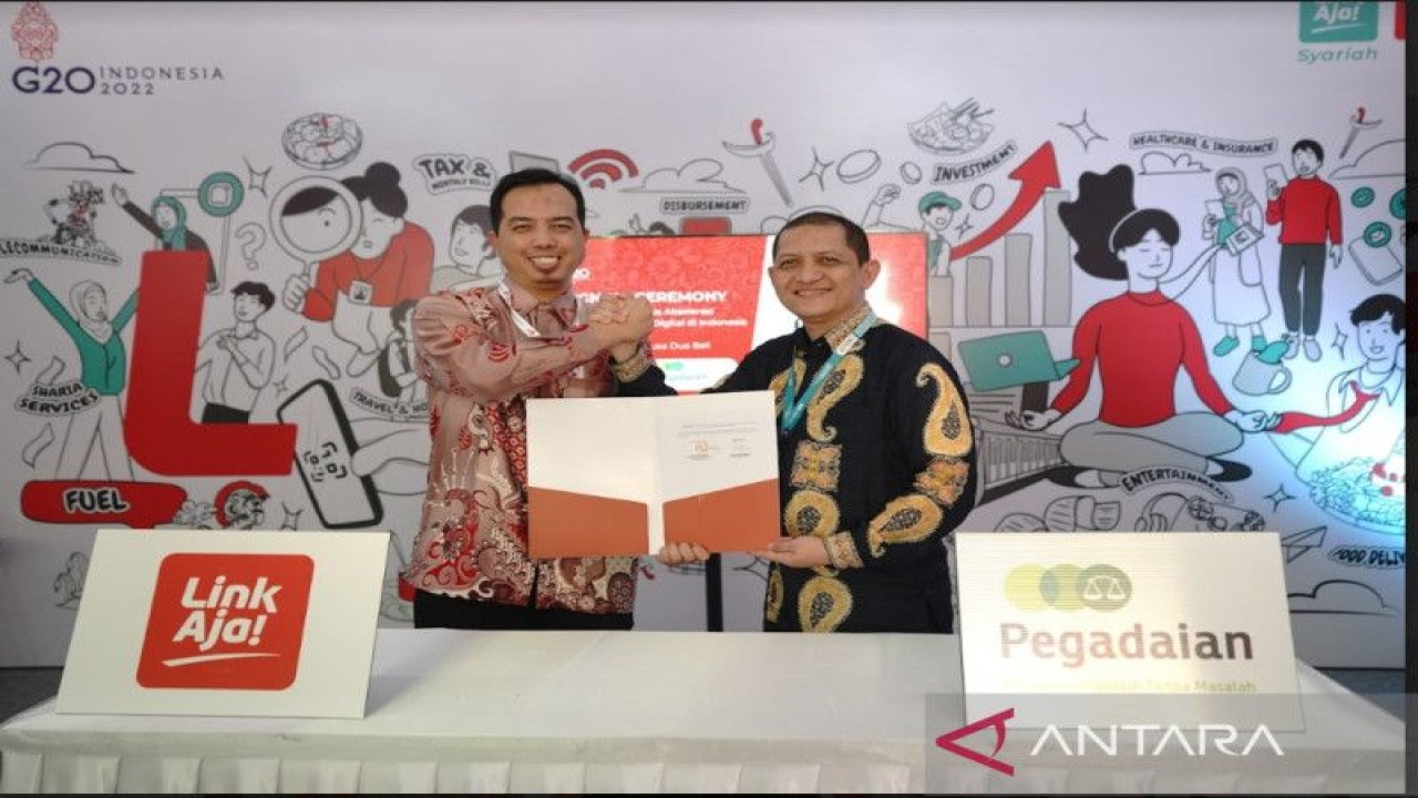 Direktur Utama LinkAja Yogi Rizkian Bahar dan SVP Hubungan Kelembagaan PT Pegadaian Ferry Hariawan dalam acara penandatanganan perjanjian kerja sama yang berlangsung di tengah perhelatan KTT G20, Nusa Dua, Bali, Jumat (11/11/2022). ANTARA/HO-LinkAja/pri.