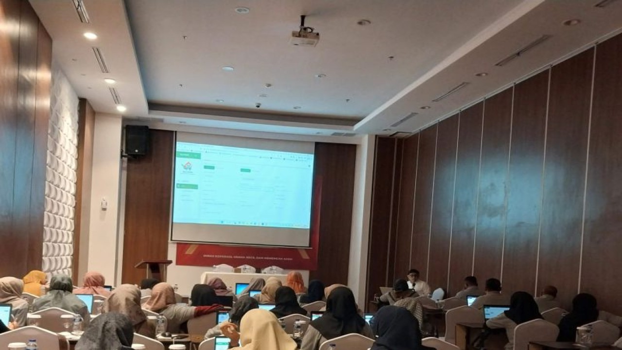 Dinas Koperasi dan UKM Aceh memberikan sosialisasi input data di aplikasi database UMKM bagi 48 admin dan operator dari 23 kabupaten kota di Aceh.(28/11/2022). (ANTARA/Nurul Hasanah)