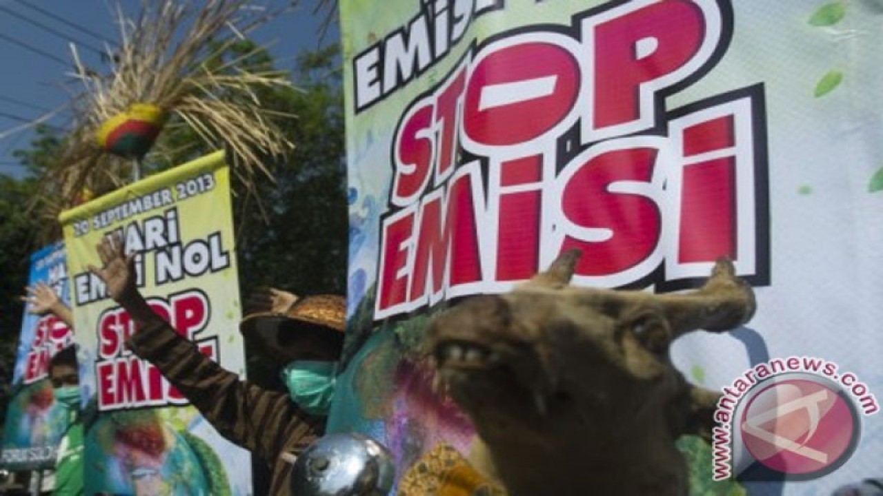 Dokumentasi. Hari Emisi Nol Pegiat lingkungan yang tergabung dalam "Forum Solo Hijau" membawa poster bertuliskan "STOP EMISI" dalam aksi damai di Gladak, Solo, Jateng, Jumat (20/9). Aksi tersebut untuk memperingati Hari Emisi Nol (Zero Emission Day) Internasional yang jatuh pada 20 dan 21 September. (ANTARA FOTO/Andika Betha)