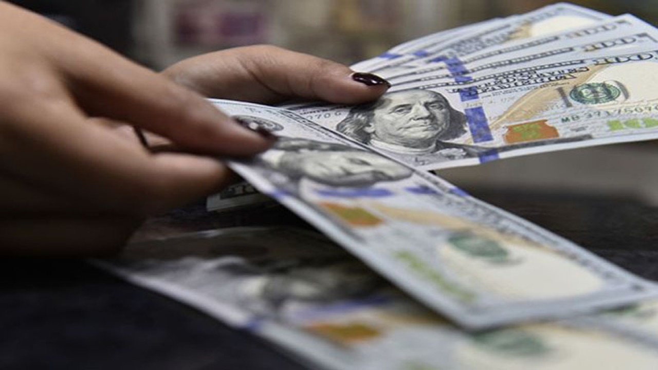 Ilustrasi-Petugas jasa penukaran uang asing Valuta Artha Mas menghitung pecahan 100 dolar AS di ITC Kuningan, Jakarta, Rabu (28/2). Nilai tukar rupiah terhadap dolar AS melemah dan menyentuh Rp 13.747 per Dolar AS. ANTARA FOTO/Puspa Perwitasari/ama/pri.