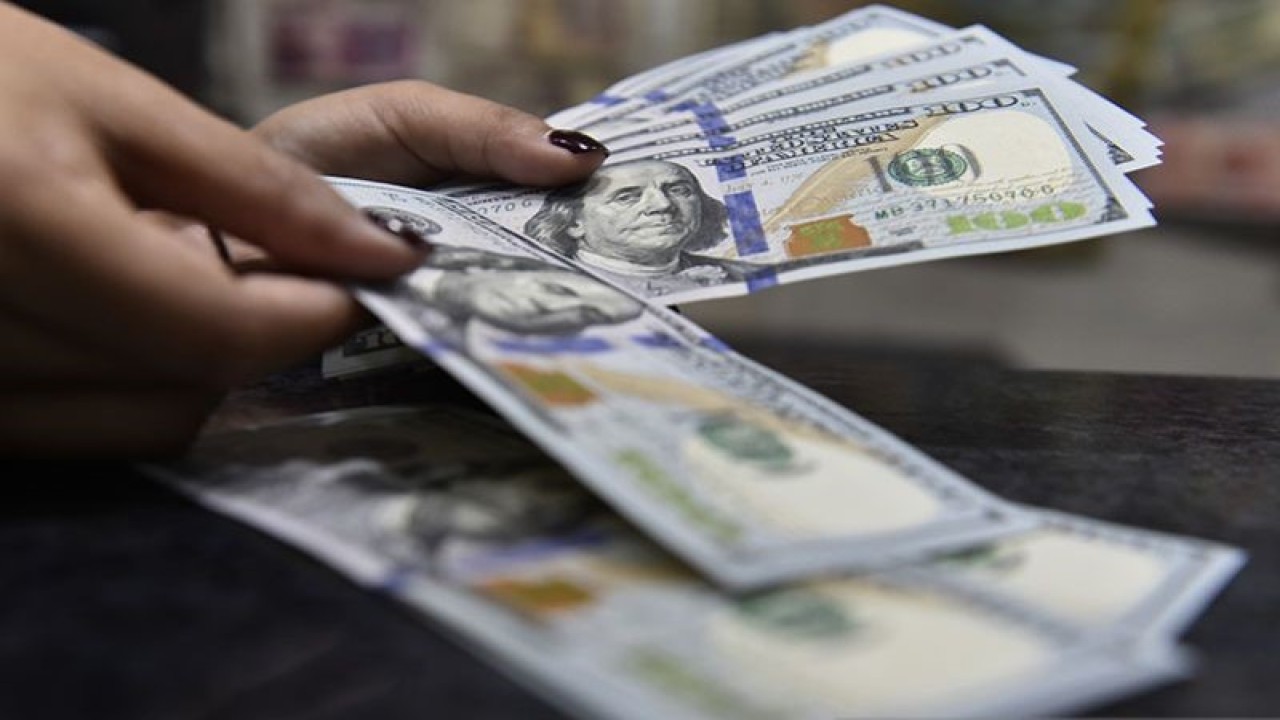 Petugas jasa penukaran uang asing Valuta Artha Mas menghitung pecahan 100 dolar AS di ITC Kuningan, Jakarta, Rabu (28/2). Nilai tukar rupiah terhadap Dolar AS melemah dan menyentuh Rp 13.747 per Dolar AS. ANTARA FOTO/Puspa Perwitasari/ama/pri. (ANTARA FOTO/PUSPA PERWITASARI)