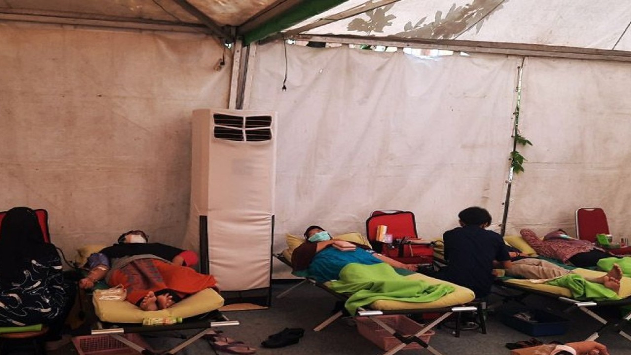 Kegiatan donor darah dalam gelaran BKOW Fair 2022, di Setu Babakan, Jagakarsa, Jakarta Selatan, Minggu (24/7/2022). ANTARA/Lia Wanadriani Santosa/am.