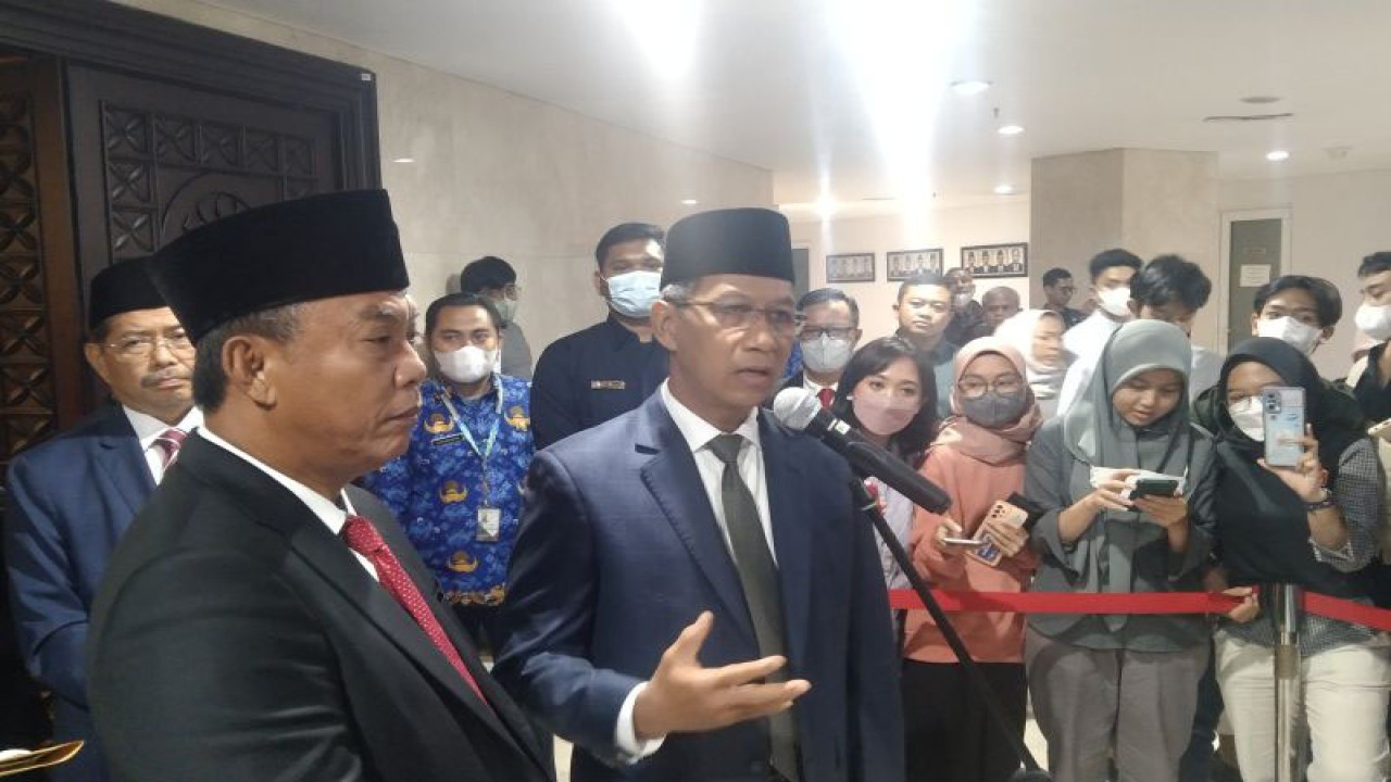 Penjabat Gubernur DKI Jakarta Heru Budi Hartono (kanan) bersama Ketua DPRD DKI Prasetio Edi Marsudi memberikan keterangan pers setelah rapat paripurna APBD 2023 di gedung DPRD DKI, Selasa (29/11/2022). ANTARA/Dewa Ketut Sudiarta Wiguna