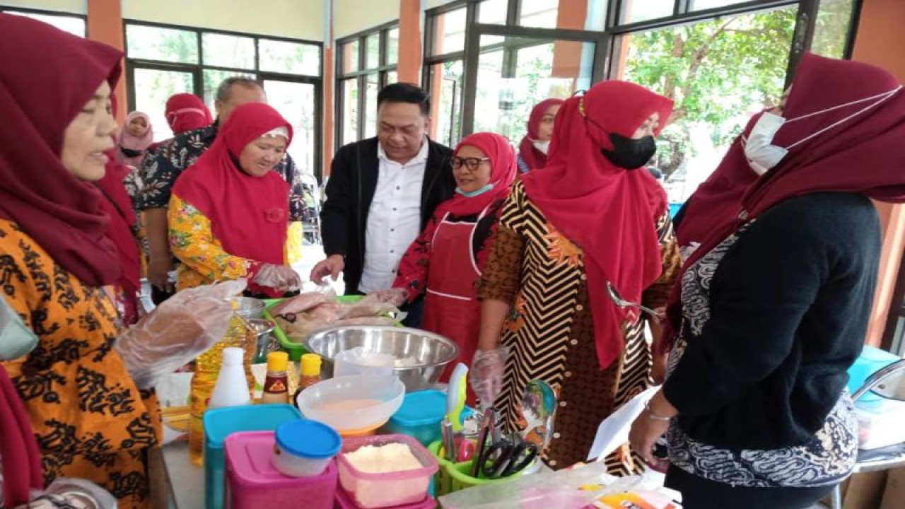 Wakil Ketua Komisi B DPRD Surabaya Anas Karno saat mengunjungi pelatihan UMKM di Kecamatan Tenggilis Mejoyo, Kota Surabaya, beberapa hari lalu. (ANTARA/HO-DPRD Surabaya)