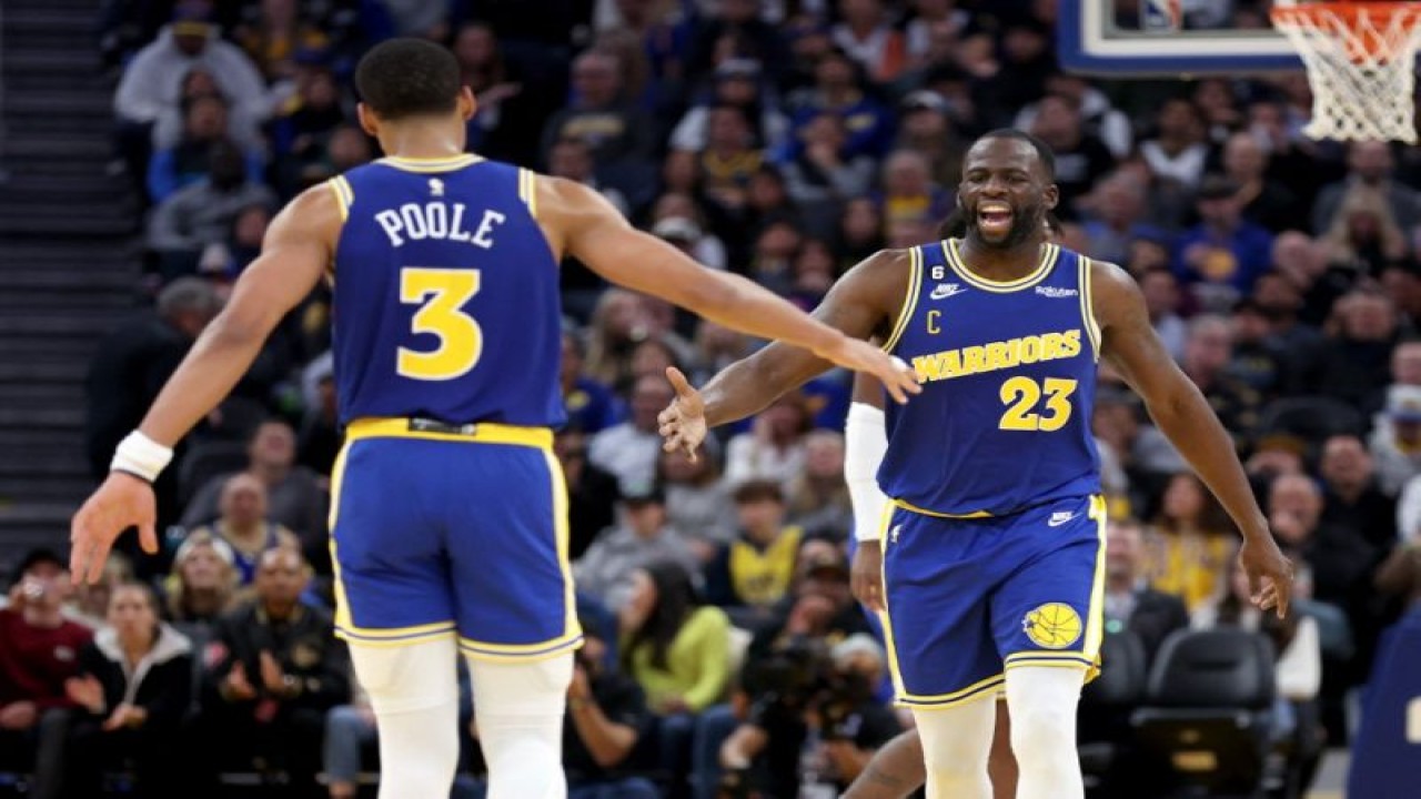 Dua pemain Golden State Warriors, Draymond Green dan Jordan Poole, dalam pertanndingan NBA Warriors melawan San Antonio Spurs di Chase Center, San Francisco, California, pada 14 November 2-2022. (Getty Images via AFP/EZRA SHAW)