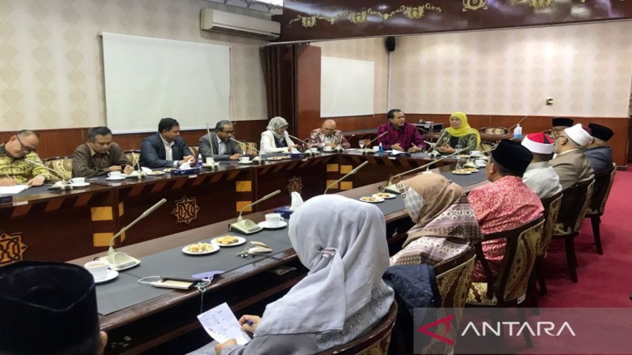 Gubernur Jatim Khofifah Indar Parawansa menggelar pertemuan dengan Duta Besar RI untuk Mesir Lutfi Rauf di KBRI di Kairo, Selasa (22/11/2022) malam waktu setempat. ANTARA/Fiqih Arfani