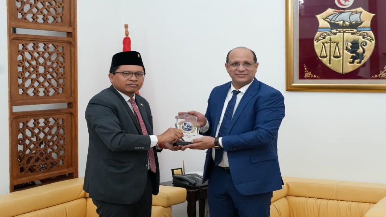 Duta Besar RI untuk Tunisia Zuhairi Misrawi (kiri) bertemu dengan Menteri Sosial Tunisia Malik Zahi (kanan) di Tunis pada Rabu (16/11/2022). (ANTARA/HO-KBRI Tunis)