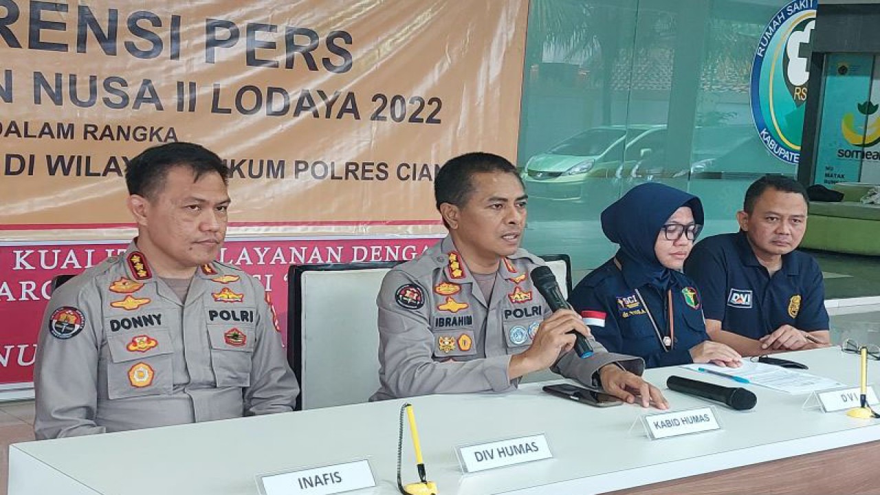 Pembina Tingkat I Disaster Victim Identification (DVI) Indonesia dr. Paula Lihawa (kedua kanan) menyampaikan keterangan pers mengenai pengidentifikasian jenazah korban gempa di RSUD Sayang, Kabupaten Cianjur, Provinsi Jawa Barat, Senin (28/11/2022). (ANTARA/Ajat Sudrajat)