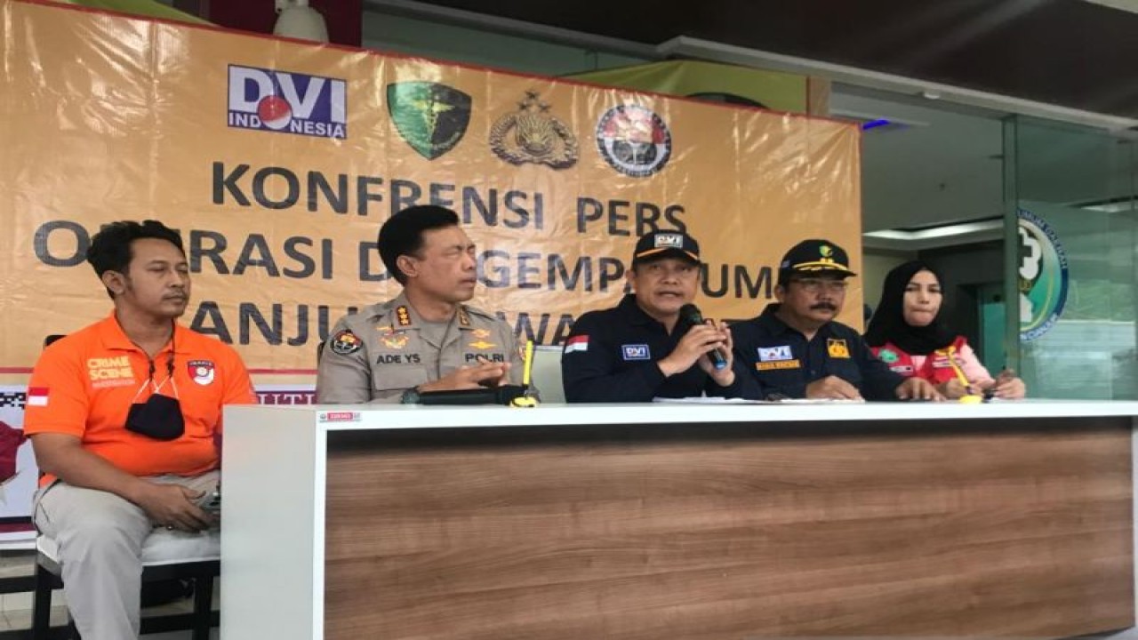 Karo Dokpol Pusdokkes Polri Brigjen Pol dr A Nyoman Eddy Purnama Wirawan dalam konferensi pers identifikasi DVI Polri terhadap korban gempa di RSUD Sayang Cianjur, Sabtu (ANTARA/Devi Nindy)