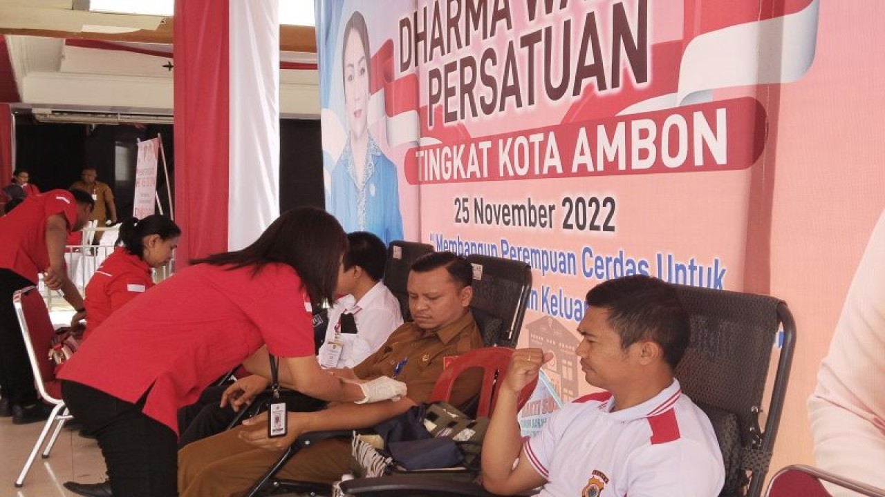 Dharma Wanita Persatuan (DWP) Kota Ambon melakukan aksi donor darah, dalam rangka memeriahkan HUT DWP ke 23 tingkat Kota Ambon, sekaligus menambah stok darah di Palang Merah Indonesia (PMI) Kota Ambon. ANTARA/Penina F Mayaut.