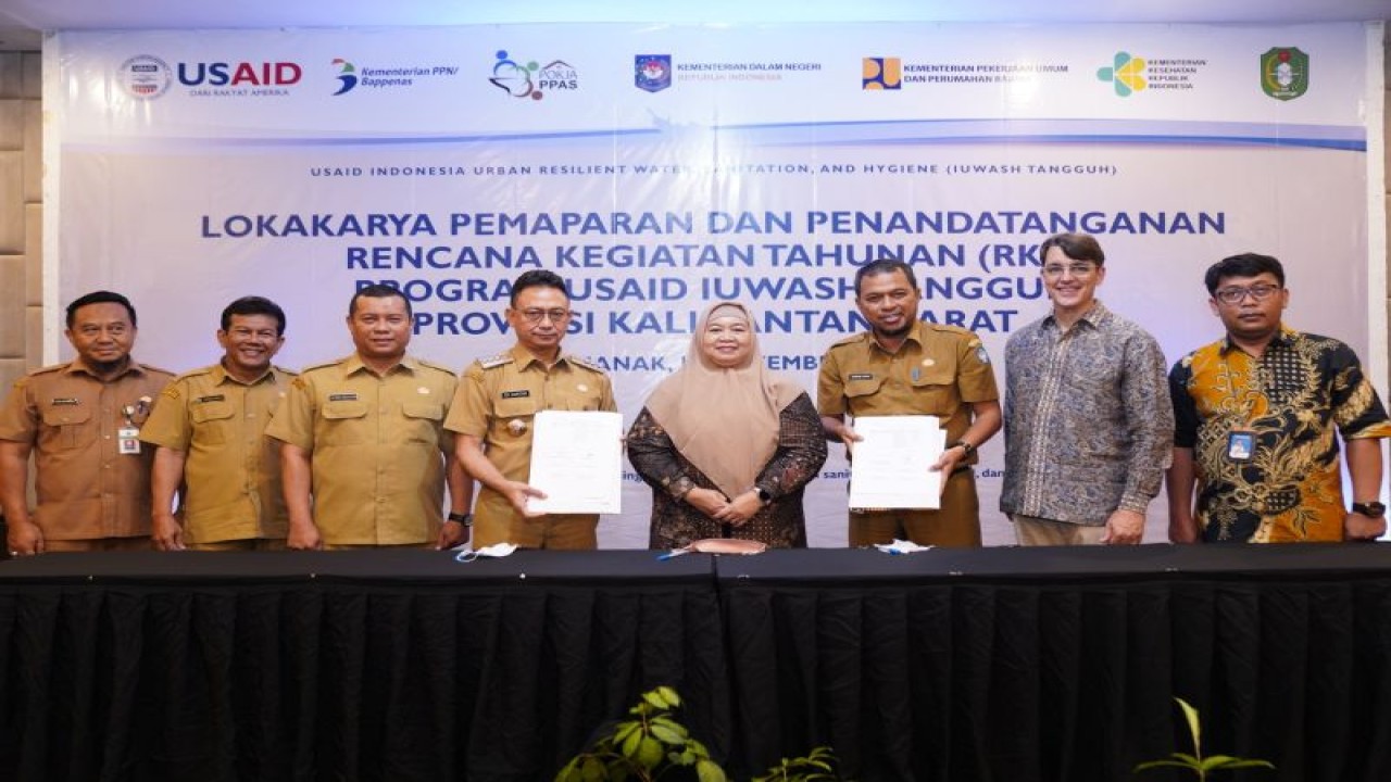 Wali Kota Pontianak, Edi Rusdi Kamtono meneken Rencana Kerja Tahunan (RKT) USAID IUWASH sebagai komitmen percepatan akses air minum dan sanitasi aman bekerjasama dengan USAID dan Bappenas. (Foto ANTARA/HO-Jimi)