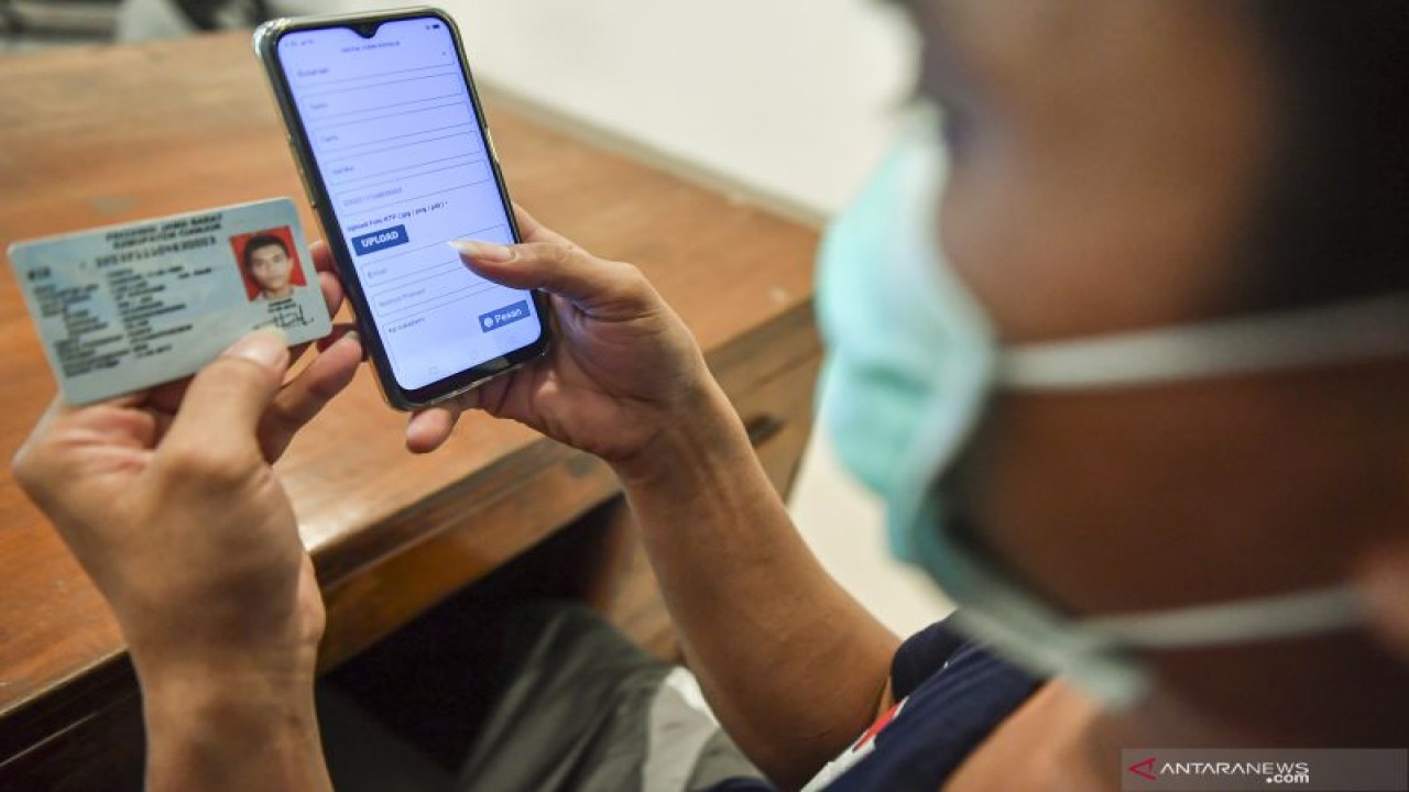 Seorang warga mengisi data pribadi untuk pengajuan menjadi anggota koperasi simpan pinjam sejahtera bersama secara daring menggunakan gawai di Jakarta, Senin (13/7/2020). ANTARA FOTO/Nova Wahyudi/wsj.