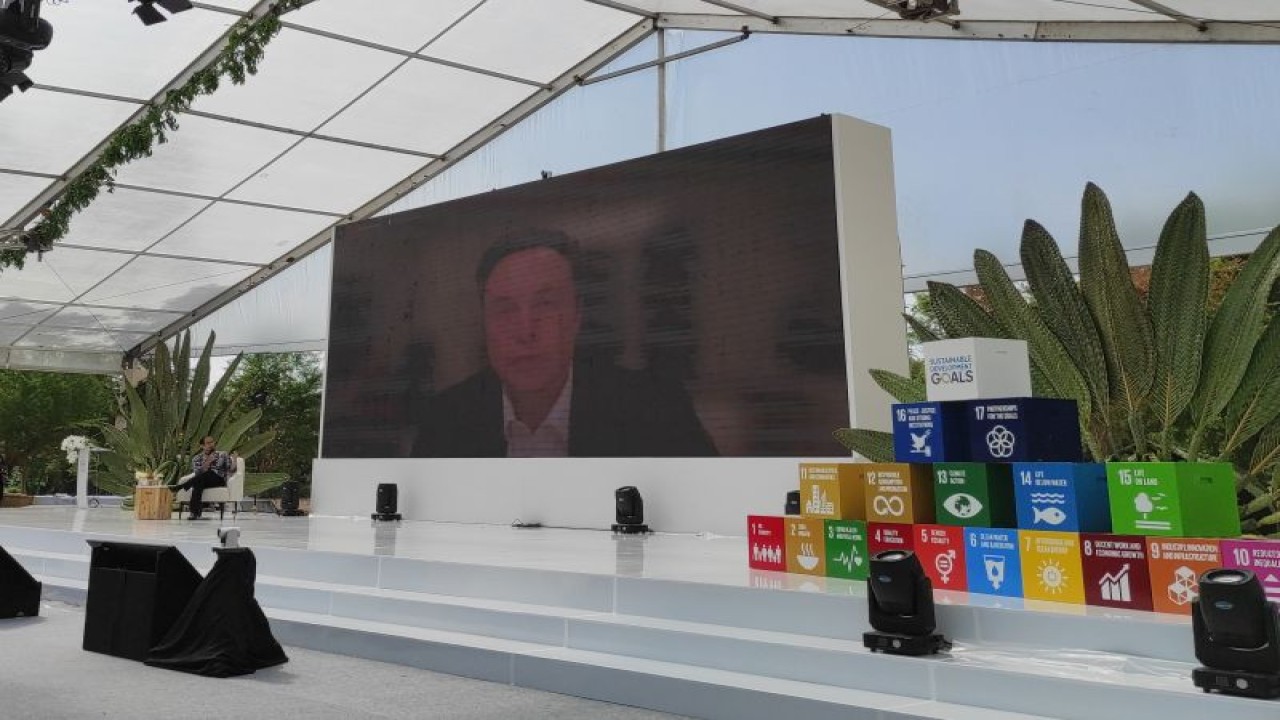 Dialog antara Mendikbudristek Nadiem Anwar Makarim dengan CEO Tesla Motors, Elon Musk, di Bali, Senin (14/11/2022). (FOTO ANTARA/Indriani)
