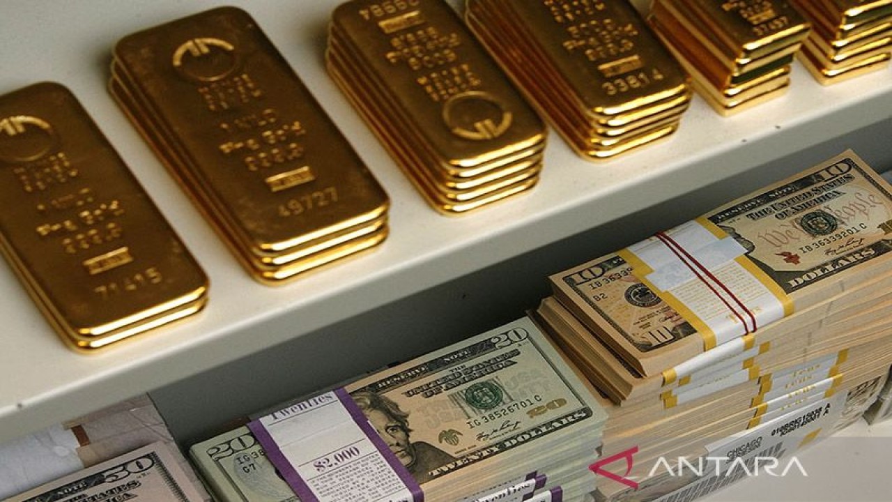 Ilustrasi - Emas batangan dan uang kertas Dolar AS dalam brankas. ANTARA/REUTERS/Heinz-Peter Bader/aa.