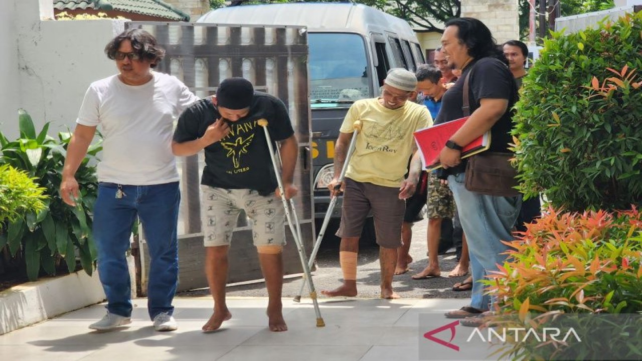 Empat eksekutor percobaan pembunuhan terhadap Rina Wulandari (34), istri anggota TNI AD di Semarang, dilimpahkan ke Kejaksaan Negeri Semarang, Jumat. ANTARA/IC Senjaya