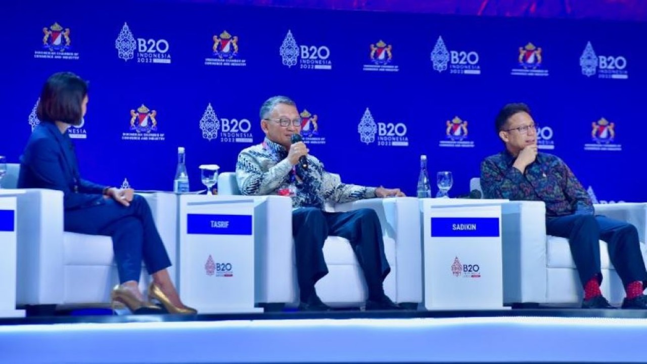 Menteri ESDM Arifin Tasrif (tengah) katakan pemerintah harus memberikan kemudahan kepada investor untuk menanamkan modalnya di sektor pembangkit Energi Baru dan Terbarukan dengan cara membuat kebijakan dan regulasi yang memudahkan. (Istimewa/Kementerian ESDM)
