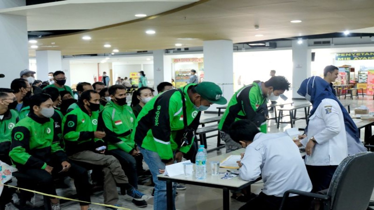 Sejumlah pengemudi angkutan umum mengambil bantuan langsung tunai di Terminal Intermoda Joyoboyo (TIJ) Kota Surabaya, Selasa (15/11/2022). ANTARA/HO-Diskominfo Surabaya