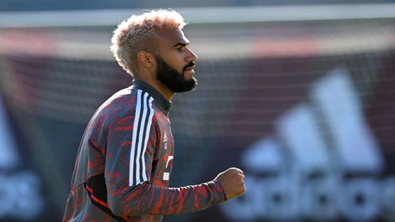 Striker Bayern Muenchen dan Senegal, Eric Maxim Choupo-Moting, saat berlatih menjelang laga Grup C Liga Champions antara Barcelona dan FC Bayern Muenchen pada 25 Oktober 2022. (AFP/CHRISTOF STACHE)