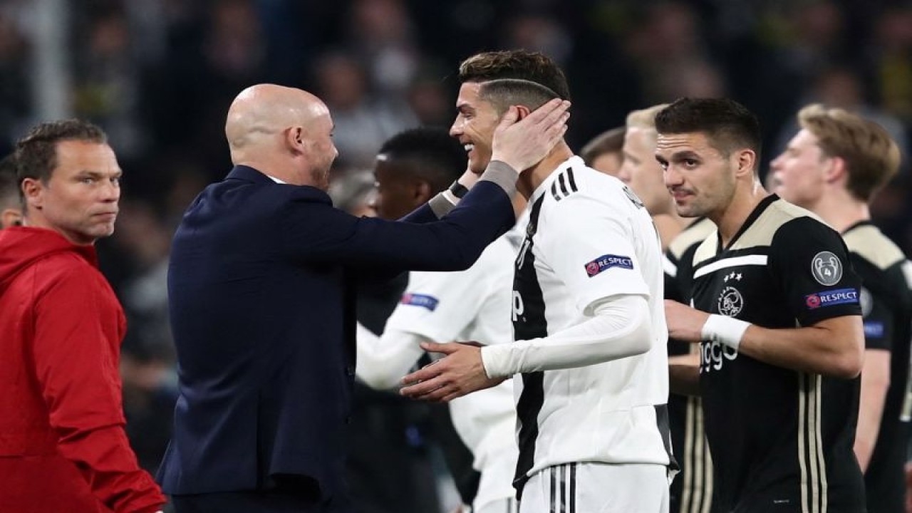 Foto arsip - Erik ten Hag saat masih pelatih Ajax Amsterdam menyelamati Cristiano Ronaldo saat masih membelas Juventus dalam pertandingan Liga Champions antara Juventus dan Ajax Amsterdam di Stadion Juventus di Turin pada 16 April 2019. (AFP/ISABELLA BONOTTO)