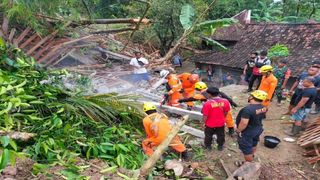 Basarnas Yogyakarta mengevakuasi dampak bencana hidrometeorologi di Gunungkidul, Sabtu (19/11) (ANTARA/HO-Basarnas Yogyakarta)