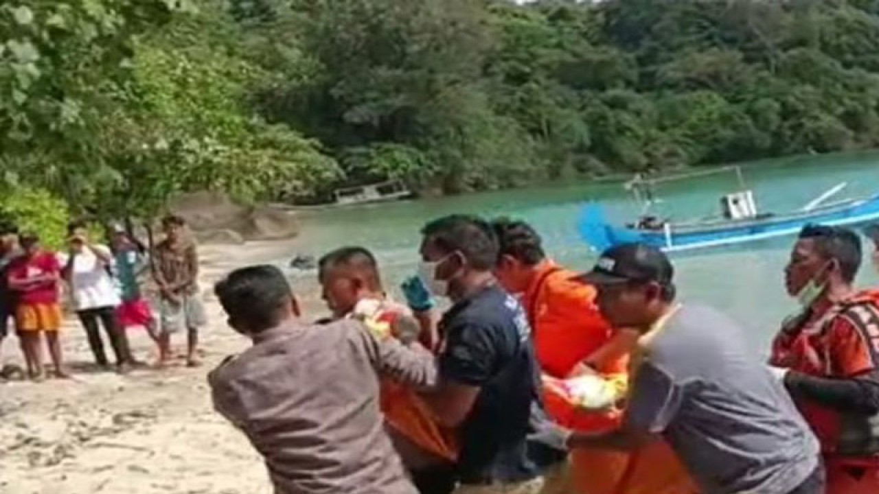 Evakuasi korban heli tipe NBO-105 yang jatuh di perairan Belitung Timur (ANTARA/Kasmono)