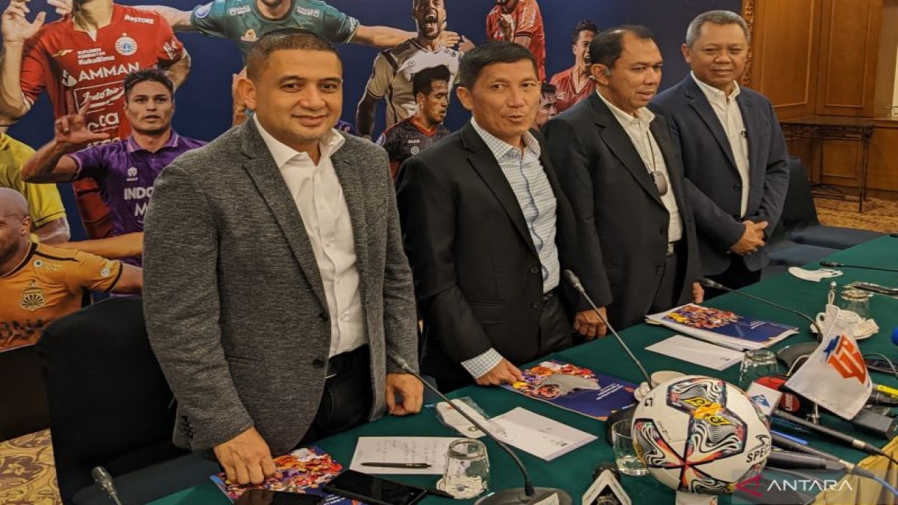 Direktur Utama PT Liga Indonesia Baru (LIB) Ferry Paulus (kedua dari kiri) berfoto bersama Direktur LIB Munafri Arifuddin (kiri), Direktur Operasional LIB Sudjarno (kanan) serta Komisaris Utama LIB Juni Rahman (kedua dari kanan) usai ditunjuk memimpin LIB dalam RUPS luar biasa di Jakarta, Selasa (15/11/2022). (ANTARA/Michael Siahaan)