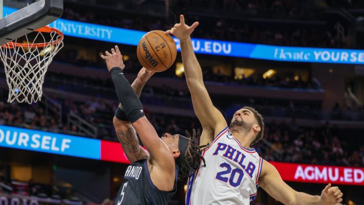Forward Orlando Magic Paolo Banchero (5) merangsek ke keranjang dihadang forward Philadelphia 76ers Georges Niang (20) dalam paruh kedua lanjutan pertandingan NBA di Amway Center, Orlando, Florida, AS, 25 November 2022. (Reuters/Mike Watters-USA TODAY Sports)