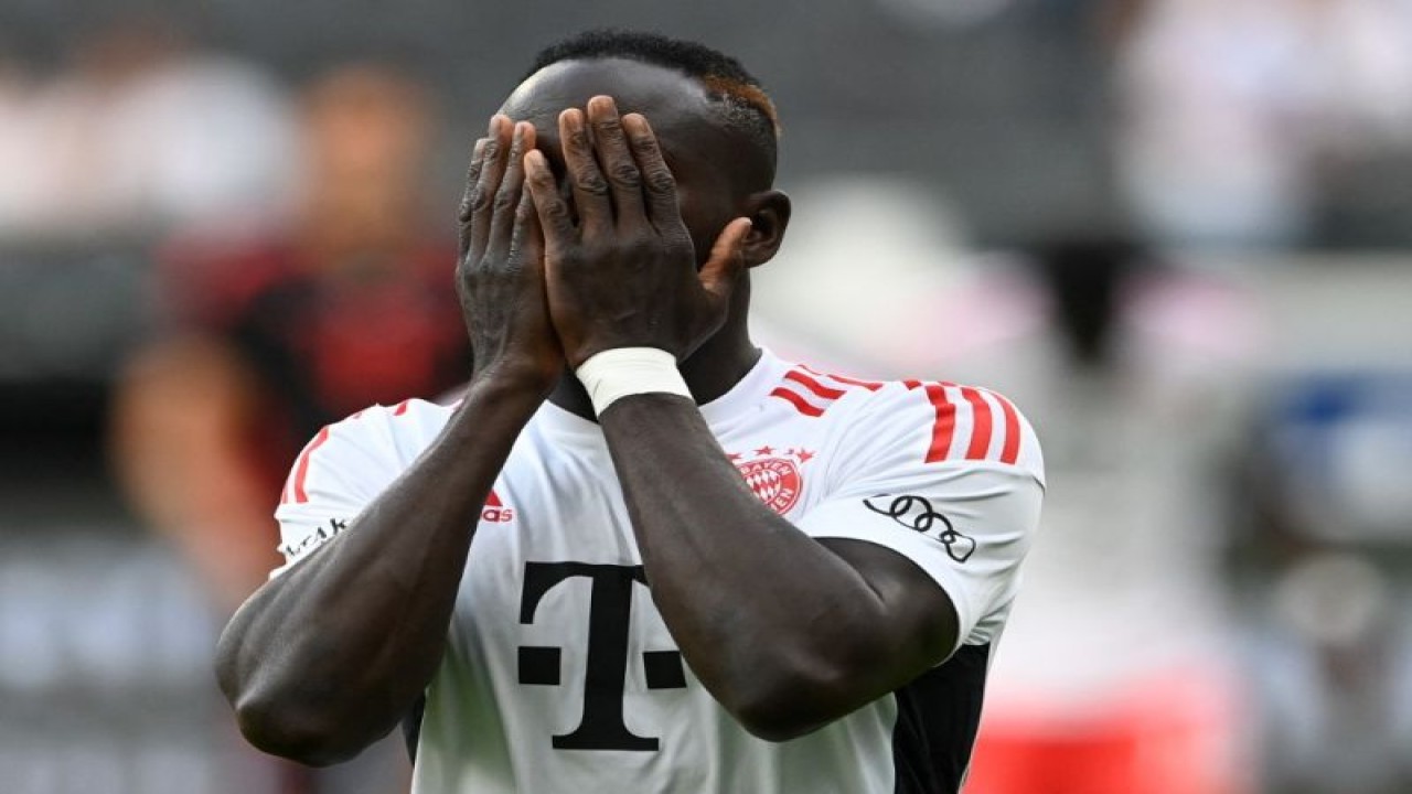 Foto arsip - Foto yang diambil pada 5 Agustus 2022 ini memperlihatkan Sadio Mane menyapu mukanya saat pemanasan menjelang laga Bundesliga antara Eintracht Frankfurt dan Bayern Muenchen di Frankfurt am Main, Jerman. Senegal memastika Sadio Mane absen dalam Piala Dunia 2022 karena cedera. (Photo by Christof STACHE / AFP)