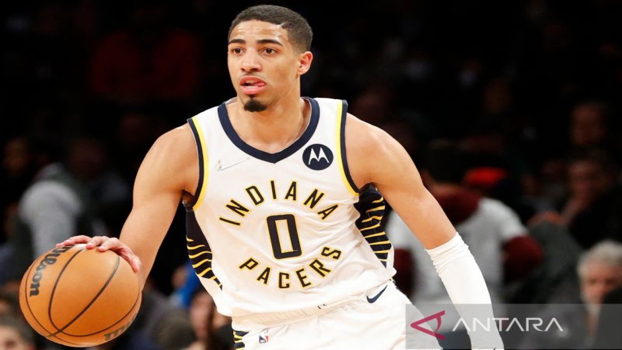 Foto arsip - Pebasket Indiana Pacers Tyrese Haliburton beraksi dalam lanjutan NBA melawan Brooklyn Nets di Barclays Center, New York, Amerika Serikat, pada 10 April 2022. (ANTARA/AFP/GETTY IMAGES/Sarah Stier)