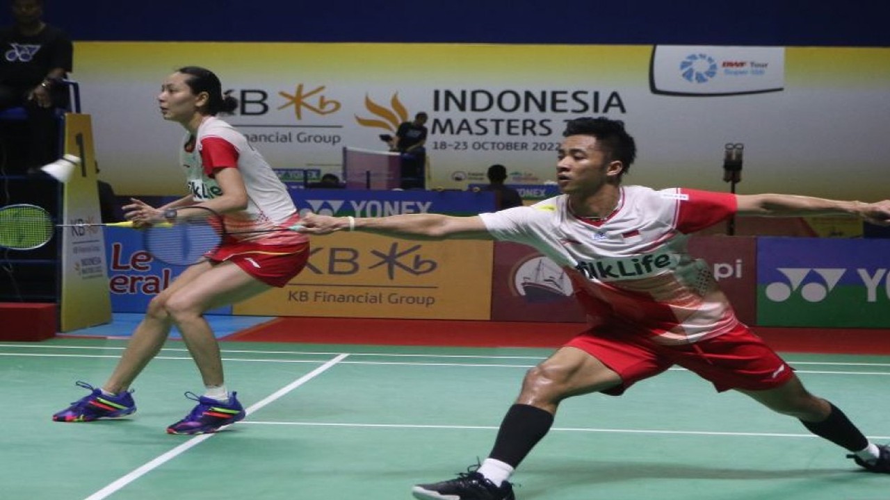 Foto arsip - Pebulu tangkis ganda campuran Indonesia Dejan Ferdinansyah (kanan) dan Gloria Emanuelle Widjaja (kiri) berusaha mengembalikan kok ke arah lawannya pebulu tangkis China Jian Zhen Bang/Wei Ya Xin dalam pertandingan semi final turnamen bulu tangkis BWF Super 100-Indonesia Masters di Platinum Arena, Malang, Jawa Timur, Sabtu (22/10/2022). ANTARA FOTO/Ari Bowo Sucipto/nym. (ARI BOWO SUCIPTO/ARI BOWO SUCIPTO)
