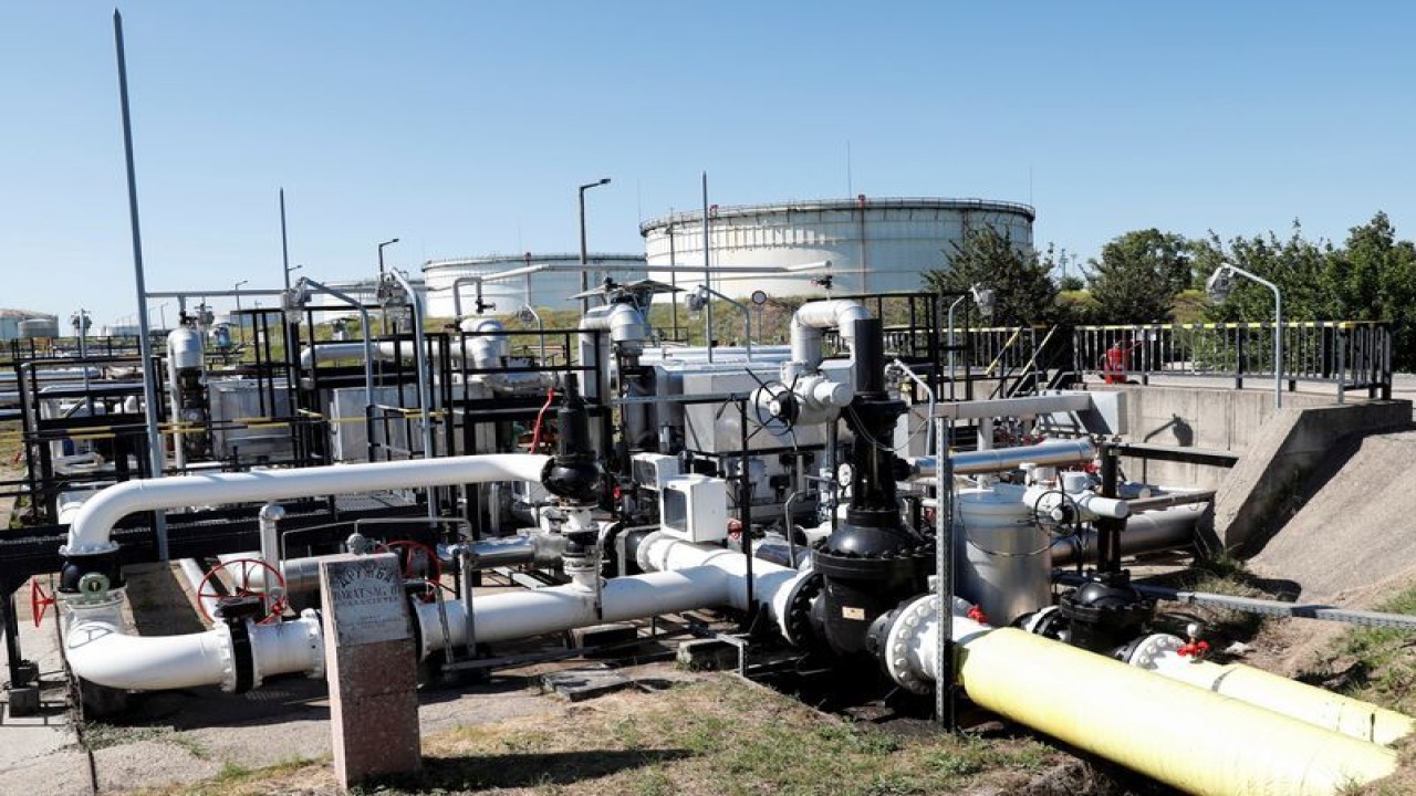 Foto Dokumen: Pipa minyak Druzhba antara Hongaria dan Rusia terlihat di Kilang Danube Grup MOL Hongaria di Szazhalombatta, Hongaria, 18 Mei 2022. ANTARA/REUTERS/Bernadett Szabo