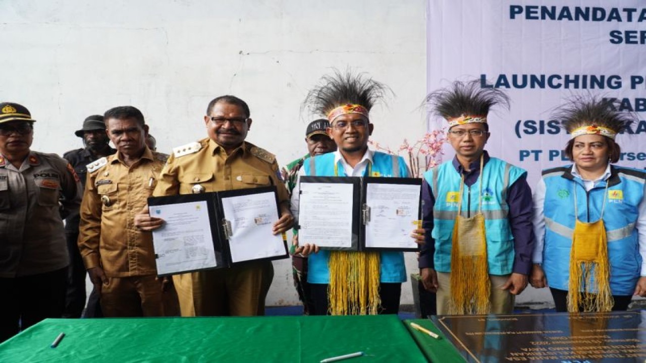 Foto suasana serah terima Operasi Sistem Kelistrikan (STO) antara PLN dengan Pemerintah Daerah Kabupaten Mamberamo Raya  bertempat di Desa Kasonaweja pada Selasa (15/11). (ANTARA/ HO - Humas PLN Papua dan Papua Barat)