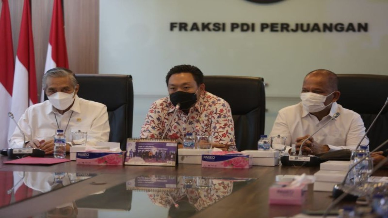 Wakil Ketua Komisi Kesehatan dari Fraksi PDI Perjuangan Charles Honoris menerima perwakilan lima organisasi kesehatan (IDI, PDGI, IBI, PPNI, IAI) di Ruang Rapat Fraksi PDI Perjuangan DPR RI, Kompleks Parlemen, 28 November 2022, di Jakarta, Senin. (ANTARA/HO-Dokumen Pribadi)