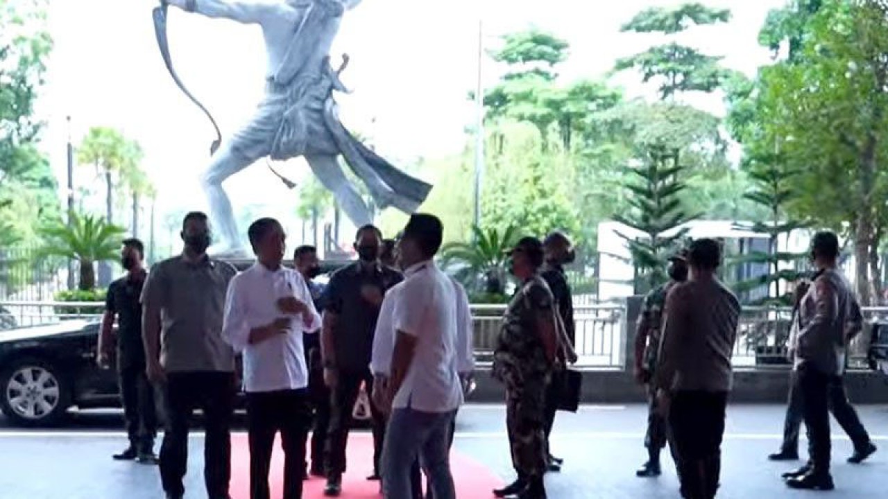 Presiden Joko Widodo (Jokowi) tiba di Stadion Gelora Bung Karno (GBK) dalam rangka menghadiri rangkaian kegiatan Nusantara Bersatu di Jakarta, Sabtu, (26/11/2022). ANTARA/Muhammad Zulfikar.