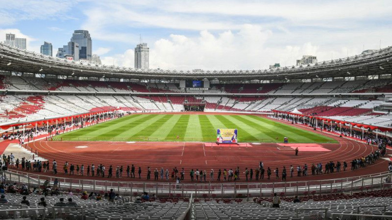 Warga antre mengikuti vaksinasi COVID-19 massal di Stadion Utama Gelora Bung Karno, Senayan, Jakarta, Sabtu (26/6/2021). ANTARA FOTO/Galih Pradipta/wsj. (ANTARA FOTO/GALIH PRADIPTA)