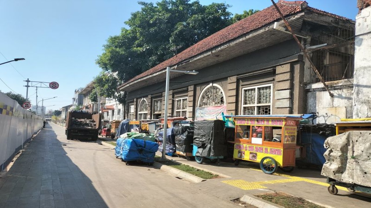 Gedung milik Kementerian Keuangan yang berlokasi di Jalan Kali Besar Timur, Taman Sari, Jakarta Barat dibenahi untuk menampung PKL Kota Tua, Jumat (12/8/2022). (ANTARA/Walda)